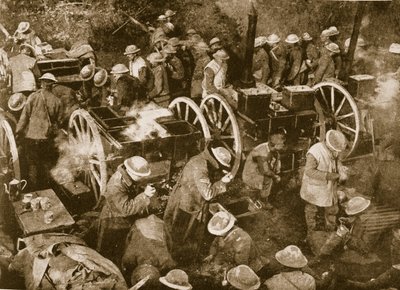 Drukke tijd bij de draagbare veldkeukens aan de Ancre, 1914-19 door English Photographer